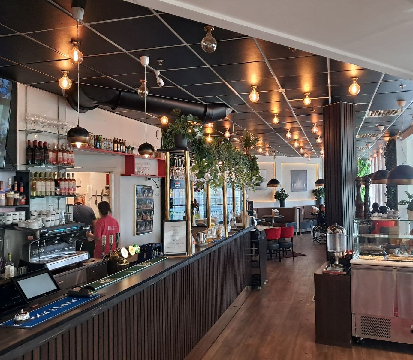 Stilfull interiör med bord och stolar hos Mito Kök & Bar